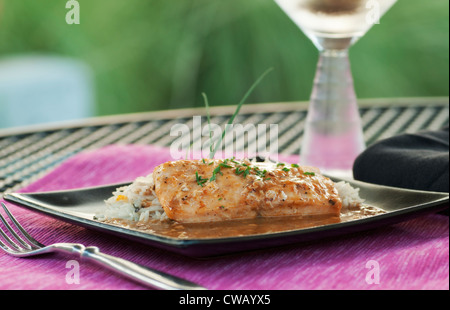 Frischer Lachs mit Thai Jasminreis und pikanter sauce Stockfoto