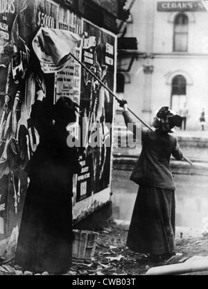 Zwei Suffragetten Entsendung eine Plakatwand in New York City, c. 1917. Stockfoto