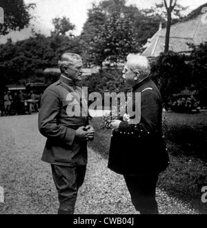 General John J. Pershing Treffen mit Marschall Joseph Jacques Cesaire Joffre in Paris, ca. 1917 Stockfoto