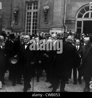 Premier Georges Clemenceau, Präsident Woodrow Wilson, Premierminister Lloyd George verlassen das Schloss von Versailles nach Stockfoto