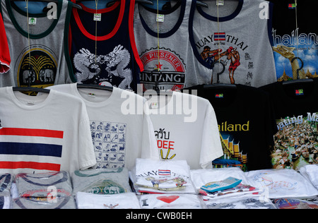 T-Shirts zum Verkauf in Bangkok, Souvenirs aus Thailand Stockfoto