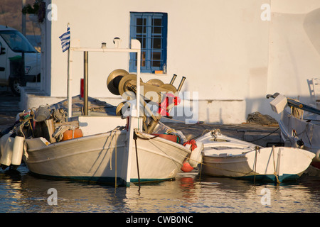 Angelboote/Fischerboote in den malerischen kleinen Hafen von Naoussa auf der griechischen Insel Paros. Stockfoto