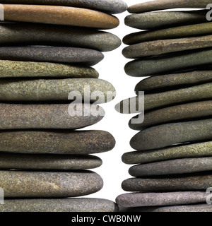 niedrigen Winkel Blick auf zwei flachen Kiesel Stein Stapel in Licht zurück Stockfoto