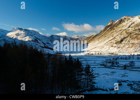 Großes Langdale aus dem Weg zu Hecht Blisko Stockfoto