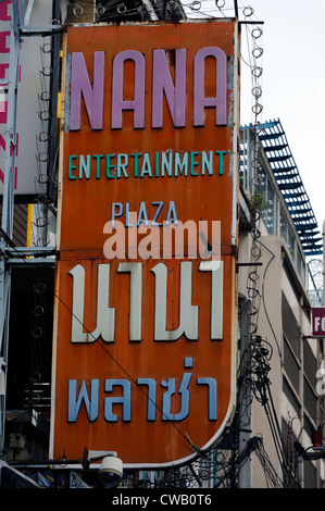 Melden Sie sich am Eingang zum Nana Plaza in Bangkok, ein Entertainment-Bereich der Bars und mehrere Bars. Stockfoto