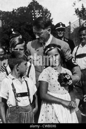 Adolf Hitler mit Schulkindern während seiner Wahlkampagne, 1932 Stockfoto