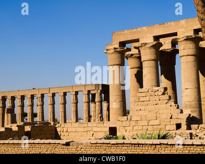 Tempel in Luxor an den Ufern des Nils in Ägypten Nordafrika Stockfoto