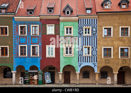 Buntes aus dem 16. Jahrhundert mittelalterlichen Kaufmannshäusern, Domki Budnicze, in der alte Marktplatz, Stary Rynek, in Poznan, Polen Stockfoto