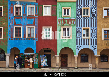Buntes aus dem 16. Jahrhundert mittelalterlichen Kaufmannshäusern, Domki Budnicze, in der alte Marktplatz, Stary Rynek, in Poznan, Polen Stockfoto
