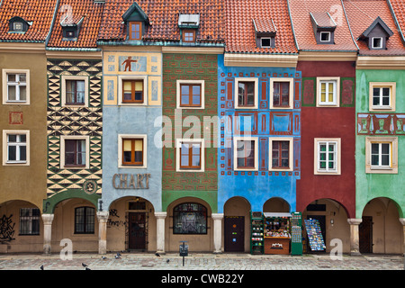 Buntes aus dem 16. Jahrhundert mittelalterlichen Kaufmannshäusern, Domki Budnicze, in der alte Marktplatz, Stary Rynek, in Poznan, Polen Stockfoto