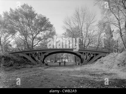 New York City, Central Park Gotischer Bogen, Blick vom Bridlepath aussehende Südwesten, Foto von Jet Lowe, ca. 1980er Jahre. Stockfoto