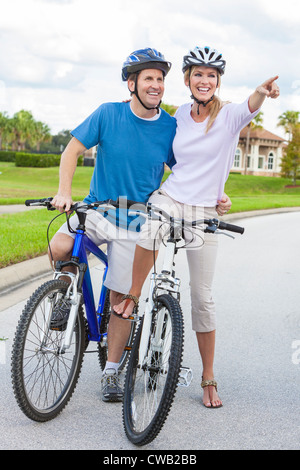 Ein junger Mann und Frau Brautpaar Reiten ihre Fahrräder oder Motorräder lachte und zeigte Stockfoto
