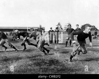 Fußball, Yale Team Fußballtraining, ca. 1908-15 Stockfoto