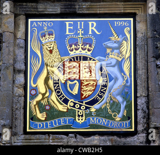 Königin Elizabeth 2., Winchester Cathedral Precinct Tor Elizabeth II, Royal Lizenzgebühren Heraldik Wappen Wappen Wappen Stockfoto