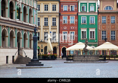 Der alte Marktplatz, Stary Rynek, in Stare Miasto, Poznan, Polen. Die Strafe Post, Pranger oder Pregierz ist auf der linken Seite. Stockfoto