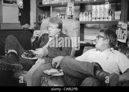 Zukunft-Präsident Jimmy Carter, isst mit seinem Bruder Billy Carter, während einer Kampagne Stop an seinen Bruder Tankstelle in Stockfoto