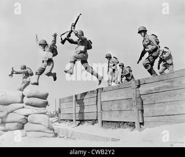 Zweiter Weltkrieg, original-Bildunterschrift: ein Sprung hart laufen diese Artilleristen übernimmt eines der Hindernisse auf dem Golfplatz an der Stockfoto