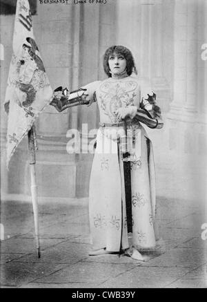 Sarah Bernhardt (1844-1923), französische Schauspielerin, gekleidet im Kostüm als Joan of Arc, hält eine Fahne, 1900. Stockfoto