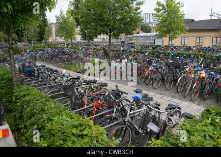 Fahrräder geparkt in Uppsalla Station Schweden Schwedische Fahrräder Zyklen Veloland Pendler Pendler Rack Racks Schuppen Schuppen Fahrradschuppen gesperrt Stockfoto