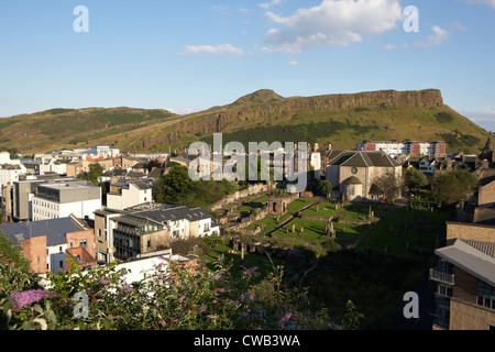 Blick über Edinburgh Holyrood Park in Richtung Salisbury Crags und Arthurs seat Schottland Großbritannien Vereinigtes Königreich Stockfoto