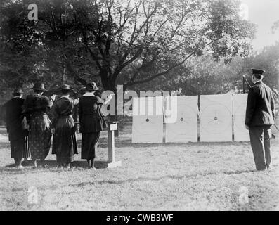 Zielschießen, vier Frauen schießen auf Ziele wie ein Polizist, ca. 1909-1932 Uhren. Stockfoto