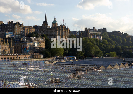 auf der Suche über Waverley Station am Abend in Richtung Edinburgh Castle und alten Stadt Schottland Großbritannien Vereinigtes Königreich Stockfoto