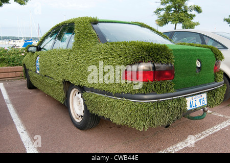 Auto in Grass Promotion Fahrzeug für Golfclub Kunstrasen Putting Green Eyecatching abgedeckt Stockfoto