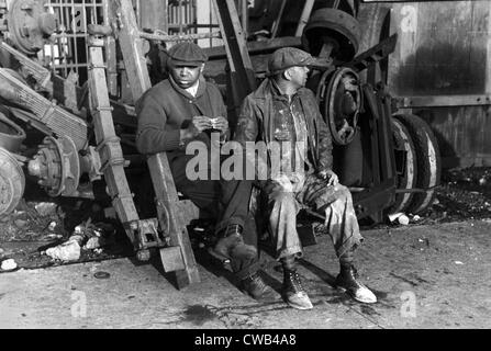 Männer sitzen auf Teile des LKW auf Schrottplatz, South Side von Chicago, Illinois, Foto von Lee Russell, April 1941. Stockfoto