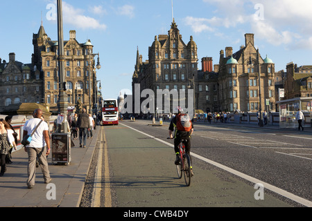 Radfahrer auf Busspur über die Northbridge in Edinburgh City centre Schottland Großbritannien Vereinigtes Königreich Stockfoto