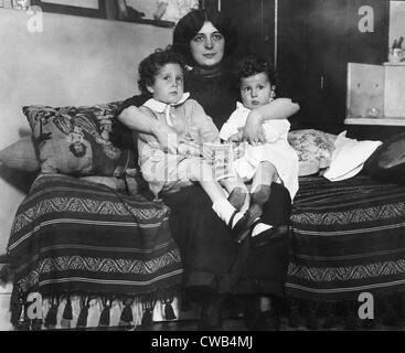 Überlebende des Untergangs der Titanic, Louis und Michel Navratil, Nizza, Frankreich, auf der Mutter Schoß, 1912. Stockfoto