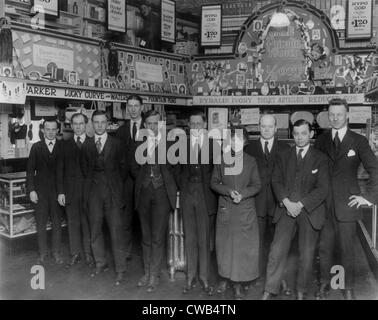 Drogerie, neun Männer und eine Frau stellte in einer Drogerie, Originaltitel: "Völker Drogerie Arbeitnehmer", Washington DC, 1920. Stockfoto