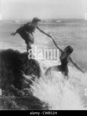 Zwei Badenixen am Meer. Werbung für Mack Sennett Productions, Foto, 1917 erschossen. Stockfoto