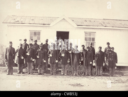 Der Bürgerkrieg, Gruppe 21 afrikanischen amerikanischen Männer halten Musikinstrumente, Titel: "Band der 107. farbigen Infanterieregiments", Stockfoto