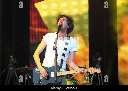 Gary Lightbody von Snow Patrol, die live auf der Bühne beim V Festival in Hylands Park, Chelmsford, Essex Stockfoto