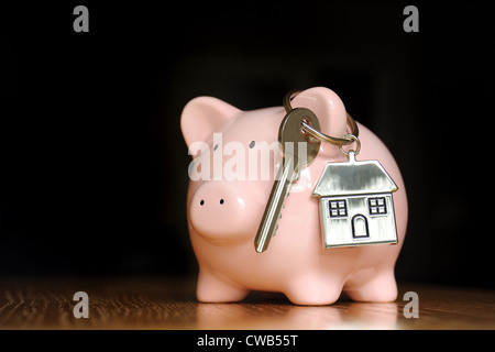 HAUS KEY ON SPARSCHWEIN OHR MIT HAUS SCHLÜSSELANHÄNGER RE EIGENHEIMEN ERSTE ZEIT KAUF WOHNUNGEN HÄUSER GEHÄUSE MARKT HYPOTHEKEN EINKOMMEN UK Stockfoto