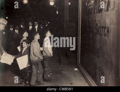 New York City, Newsies herumhängen Long Acre Square (Times Square) warten auf Victoria Theatre, Broadway zu schließen und Stockfoto