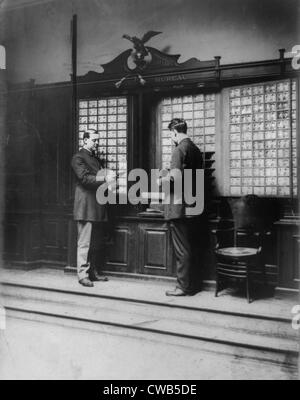 New York City Polizei-Abteilung Aktivitäten, Rogues' Gallery, Männer betrachten Mugshot Fotos, Fotografie, 1908 Stockfoto