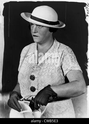 Mary Agnes Shanley, New York City detective, halblanger Porträt, nach links, zieht eine Pistole aus der Handtasche Stockfoto