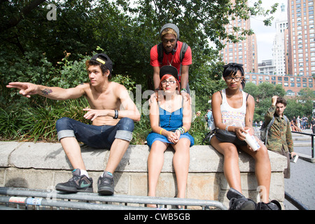 Ein paar junge "Punks" hanging out at Union Square in New York City. Stockfoto