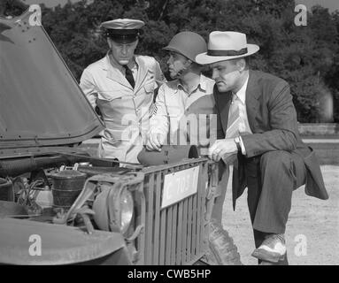 Zweiter Weltkrieg, George Woolslayer (rechts) untersucht einen Armee-Jeep bei der Post, wo Sergeant French L. Vineyard (Mitte ist) Stockfoto