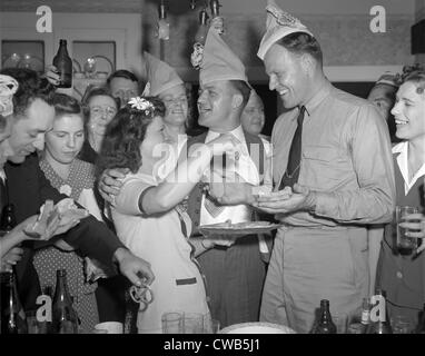 Zweiter Weltkrieg, George Woolslayer (Mitte), Soldaten und Matrosen mit einer Party in seiner Heimat, Freunden, Verwandten und Kollegen Arbeiter Stockfoto