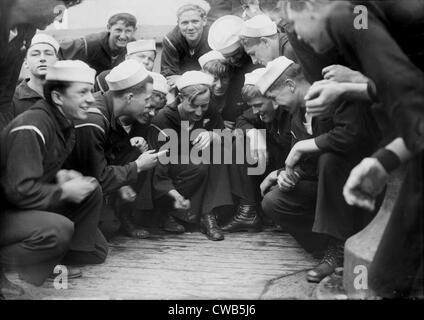 Matrosen ein Würfelspiel Spiel auf der New York, Originaltitel: "Schießen scheißt auf New York", ca. 1900 s der 1930er Jahre fotografieren Stockfoto