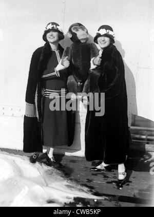 Dolly-Schwestern mit einem Affen Puppe, ca. 1923-25 Stockfoto