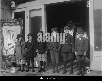 Kinder bei einem Penny Arcade, original-Bildunterschrift: "Linie von Kindern gefunden in eine Spielhalle am 13:30 Möglichst viele der Schulen in Stockfoto