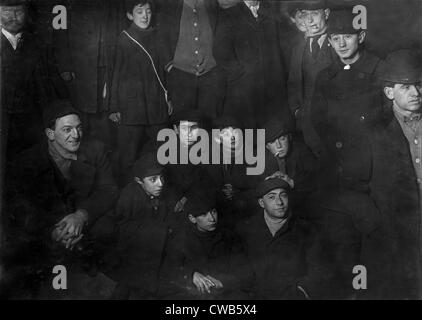 Warten auf Morgenzeitungen auf Stufen des World Building, 01:00, New York City, Foto von Lewis Wickes Hine, Februar 1908 Stockfoto