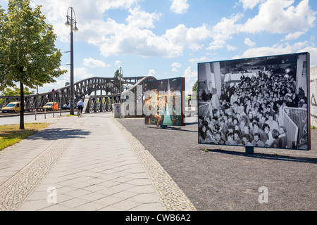 Informationstafeln an der Bornholmer Straße, Berlin, Deutschland Stockfoto