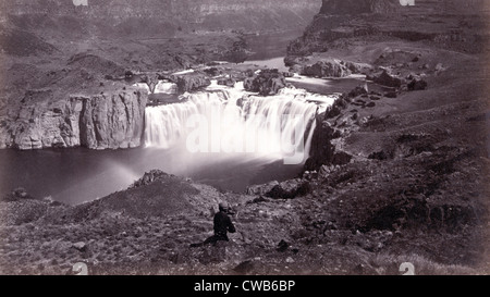 Shoshone Falls, Idaho. Wasserfälle, Berge und Mann sitzt am Hang. Timothy O'Sullivan, Eiweiss-Druck, 1868 Stockfoto