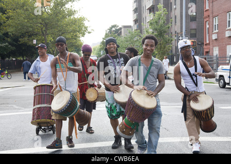 Teilnehmer an der jährlichen Universal Hip Hop Parade im Stadtteil Bedford Stuyvesant in Brooklyn, NY Stockfoto
