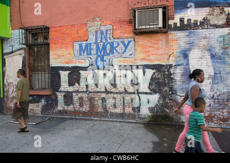 Mauer der Erinnerung verblassen im Stadtteil Bedford Stuyvesant in Brooklyn, NY. Stockfoto