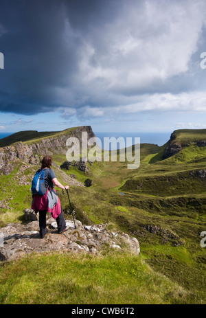 Eine weibliche Wanderer zu Fuß in der Nähe der Quiraing auf der Isle Of Skye, Schottland, UK Stockfoto